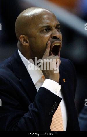 15 février 2012 : l'entraîneur-chef du Tennessee, Cuonzo Martin, crie à son équipe pendant la première moitié d'un match de basket-ball de la NCAA entre les volontaires du Tennessee et les Razorbacks de l'Arkansas au Thompson-Boling Arena à Knoxville TN. (CAL Sport Media/TplSports.com)(Credit image : © Tplsports. COM/Cal Sport Media/ZUMAPRESS.com) Banque D'Images