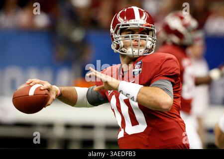 9 janvier 2012 - Nouvelle-Orléans, Louisiane, États-Unis - Alabama Crimson Tide quarterback AJ MCCARRON (10 ans) lors du match du BCS National Championship Bowl entre les LSU Tigers et les Alabama Crimson Tide au Mercedes-Benz Superdome. AJ McCarron est nommé MVP offensif du match : il a terminé 23 sur 34 et a passé 234 yards. (Crédit image : © Jonathan Bachman/Cal Sport Media/ZUMAPRESS.com) Banque D'Images
