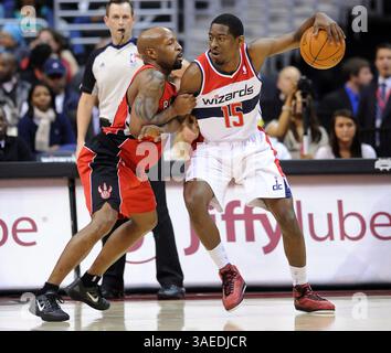 10 janvier 2012 - Washington, DC, États-Unis - Jordan Crawford (15 ans) dribble le garde-tireur des Washington Wizards contre Leandro Barbosa (20 ans) des Raptors de Toronto lors de la première mi-temps au Verizon Center à Washington, DC, le mercredi 10 janvier 2012. (Crédit image : © Chuck Myers/MCT/MCT/ZUMAPRESS.com) Banque D'Images