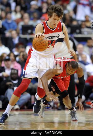 10 janvier 2012 - Washington, DC, USA - L'attaquant Jan Vesely (24) des Wizards de Washington se rassemble dans un roulement contre le garde-tireur des Raptors de Toronto Leandro Barbosa (20), à droite, lors du quatrième quart-temps d'action au Verizon Center à Washington, DC, le mercredi 10 janvier 2012. Les Wizards ont battu les Raptors, 93-78. (Crédit image : © Chuck Myers/MCT/MCT/ZUMAPRESS.com) Banque D'Images