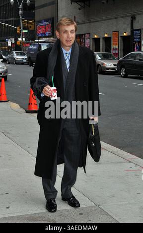10 janvier 2012 - New York, NY, USA - . . . . . 10 janvier 2012, New York Marv Albert a fait une apparition au Late Show with David Letterman le 10 janvier 2012 à New York (image crédit : © Sharkpixs/ZUMAPRESS.com) Banque D'Images