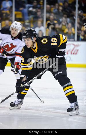 15 novembre 2011 - Boston, Massachusetts, États-Unis S - Boston Bruins centre Tyler Seguin (19) dans le jeu d'action. Les Bruins de Boston battent les Devils du New Jersey 4 à 3 après la réglementation au TD Garden. (Crédit image : © Geoff Bolte/Southcreek/ZUMAPRESS.com) Banque D'Images