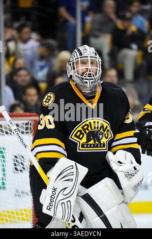 15 novembre 2011 - Boston, Massachusetts, États-Unis S - gardien des Bruins de Boston Tim Thomas (30). Les Bruins de Boston battent les Devils du New Jersey 4 à 3 après la réglementation au TD Garden. (Crédit image : © Geoff Bolte/Southcreek/ZUMAPRESS.com) Banque D'Images