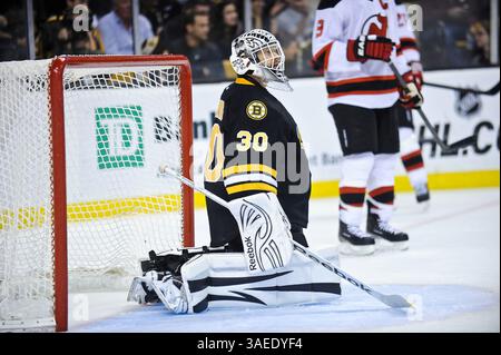 15 novembre 2011 - Boston, Massachusetts, États-Unis S - gardien des Bruins de Boston Tim Thomas (30). Les Bruins de Boston battent les Devils du New Jersey 4 à 3 après la réglementation au TD Garden. (Crédit image : © Geoff Bolte/Southcreek/ZUMAPRESS.com) Banque D'Images