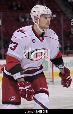 16 novembre 2011 - Montréal, Québec, Canada - Alexei Ponikarovsky (23), l'attaquant des Hurricanes de Caroline, en échauffement avant le match des Canadiens de Montréal contre les Hurricanes de Caroline au Centre Bell. (Crédit image : © Phillippe Champoux/Southcreek/ZUMAPRESS.com) Banque D'Images