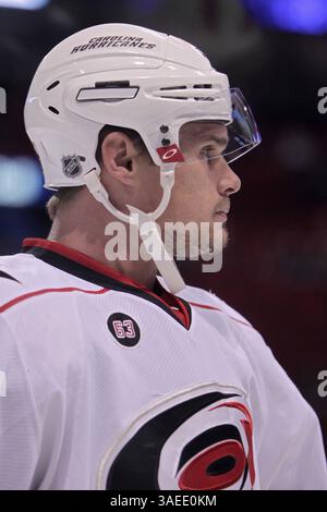16 novembre 2011 - Montréal, Québec, Canada - Alexei Ponikarovsky (23), l'attaquant des Hurricanes de Caroline, en échauffement avant le match des Canadiens de Montréal contre les Hurricanes de Caroline au Centre Bell. (Crédit image : © Phillippe Champoux/Southcreek/ZUMAPRESS.com) Banque D'Images