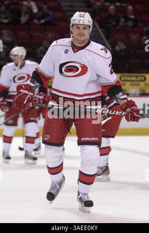 16 novembre 2011 - Montréal, Québec, Canada - Alexei Ponikarovsky (23), l'attaquant des Hurricanes de Caroline, en échauffement avant le match des Canadiens de Montréal contre les Hurricanes de Caroline au Centre Bell. (Crédit image : © Phillippe Champoux/Southcreek/ZUMAPRESS.com) Banque D'Images
