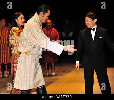 16 novembre 2011 - Tokyo, Japon - le roi du Bhoutan Jigme Khesar Namgyel Wangchuck (C) et la reine Jetsun Pema (G) sont accueillis par le prince héritier japonais Naruhito (d) à leur arrivée au Palais impérial pour le dîner d'État à Tokyo le 16 novembre 2011. Le couple royal du Bhoutan est le premier invité d'État que le Japon a reçu depuis le tremblement de terre et le tsunami du 11 mars. (Crédit image : © Yoshikazu Tsuno-Pool/Jana Press/ZUMAPRESS.com) Banque D'Images