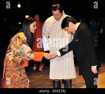 16 novembre 2011 - Tokyo, Japon - le roi du Bhoutan Jigme Khesar Namgyel Wangchuck (C) et la reine Jetsun Pema (G) sont accueillis par le prince héritier japonais Naruhito (d) à leur arrivée au Palais impérial pour le dîner d'État à Tokyo le 16 novembre 2011. Le couple royal du Bhoutan est le premier invité d'État que le Japon a reçu depuis le tremblement de terre et le tsunami du 11 mars. (Crédit image : © Yoshikazu Tsuno-Pool/Jana Press/ZUMAPRESS.com) Banque D'Images