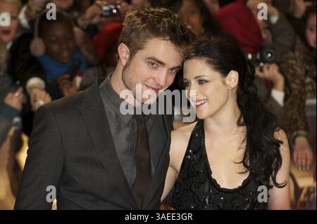 16 novembre 2011 - Londres, Angleterre, Royaume-Uni - ROBERT PATTINSON et KRISTEN STEWART assistent à la première britannique de 'The Twilight Saga : Breaking Dawn - part 1 au Westfield Stratford. (Crédit image : © Mark Makela/ZUMAPRESS.com) Banque D'Images