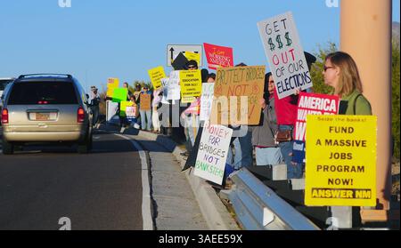 17 novembre 2011 - Albuquerque, NOUVEAU-MEXIQUE, États-Unis - Albuquerque Journal Protesters tiennent des panneaux à la sortie Northbound I 25 Paseo del Norte le jeudi 17 novembre 2011. (Crédit image : © Adolphe Pierre-Louis/Albuquerque Journal/ZUMAPRESS.com) Banque D'Images
