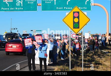 17 novembre 2011 - Albuquerque, NOUVEAU-MEXIQUE, États-Unis - Albuquerque Journal Protesters tiennent des panneaux à la sortie Northbound I 25 Paseo del Norte le jeudi 17 novembre 2011. (Crédit image : © Adolphe Pierre-Louis/Albuquerque Journal/ZUMAPRESS.com) Banque D'Images