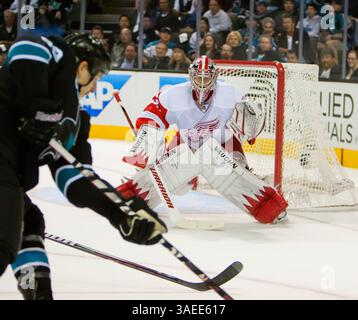 17 novembre 2011- San Jose, Californie, États-Unis - le gardien de Détroit JIMMY HOWARD en action lors du match de hockey de la LNH opposant les Red Wings de Détroit et les Sharks de San Jose à l'aréna HP. (Crédit image : © Damon Tarver/Cal Sport Media/ZUMAPRESS.com) Banque D'Images