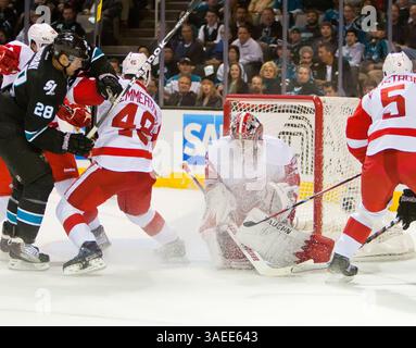 17 novembre 2011 : le gardien de Détroit Jimmy Howard en action lors du match de hockey dans la LNH entre les Red Wings de Détroit et les Sharks de San Jose au HP Arena de San Jose, EN CALIFORNIE. Les Sharks sont à égalité avec Detroit 1-1 à la fin de la première période. â© Damon Tarver/Cal Sport Media(image crédit : © Damon Tarver/Cal Sport Media/ZUMAPRESS.com) Banque D'Images