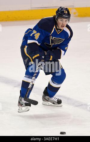 17 novembre 2011 - Saint Louis, Missouri, U. S -, Louis Blues Center T.J. Oshie (74) en action lors d'un match de la LNH entre les Panthers de la Floride et les Louis Blues au Scottrade Center de Saint Louis, Missouri. (Crédit image : © Scott Kane/Southcreek/ZUMAPRESS.com) Banque D'Images