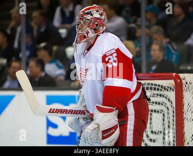 17 novembre 2011 : le gardien de Détroit Jimmy Howard en action lors du match de hockey dans la LNH entre les Red Wings de Détroit et les Sharks de San Jose au HP Arena de San Jose, EN CALIFORNIE. Les Sharks sont à égalité avec Detroit 1-1 à la fin de la première période. â© Damon Tarver/Cal Sport Media(image crédit : © Damon Tarver/Cal Sport Media/ZUMAPRESS.com) Banque D'Images