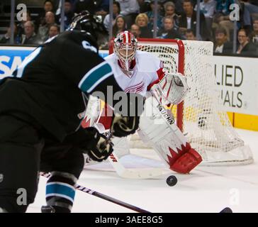 17 novembre 2011 : le gardien de Détroit Jimmy Howard tente de garder un œil sur la rondelle lors du match de hockey dans la LNH entre les Red Wings de Détroit et les Sharks de San Jose à la HP Arena de San Jose, EN CALIFORNIE. Les Sharks sont à égalité avec Detroit 1-1 à la fin de la première période. â© Damon Tarver/Cal Sport Media(image crédit : © Damon Tarver/Cal Sport Media/ZUMAPRESS.com) Banque D'Images