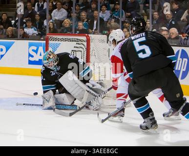17 novembre 2011 : le gardien des Sharks Antti Niemi en action lors du match de hockey dans la LNH opposant les Red Wings de Détroit et les Sharks de San Jose à la HP Arena de San Jose, EN CALIFORNIE. Les Sharks ont battu les Redwings 5-2. â© Damon Tarver/Cal Sport Media(image crédit : © Damon Tarver/Cal Sport Media/ZUMAPRESS.com) Banque D'Images