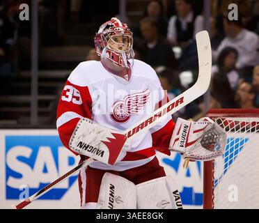 17 novembre 2011 : le gardien de Détroit Jimmy Howard en action lors du match de hockey dans la LNH entre les Red Wings de Détroit et les Sharks de San Jose au HP Arena de San Jose, EN CALIFORNIE. Les Sharks sont à égalité avec Detroit 1-1 à la fin de la première période. â© Damon Tarver/Cal Sport Media(image crédit : © Damon Tarver/Cal Sport Media/ZUMAPRESS.com) Banque D'Images