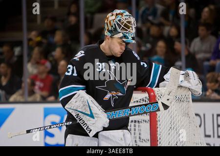 17 novembre 2011 : le gardien des Sharks Antti Niemi en action lors du match de hockey dans la LNH opposant les Red Wings de Détroit et les Sharks de San Jose à la HP Arena de San Jose, EN CALIFORNIE. Les Sharks ont battu les Redwings 5-2. â© Damon Tarver/Cal Sport Media(image crédit : © Damon Tarver/Cal Sport Media/ZUMAPRESS.com) Banque D'Images