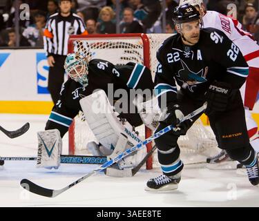 17 novembre 2011 : le gardien des Sharks Antti Niemi tente de garder les yeux sur la rondelle dans la circulation lors du match de hockey dans la LNH entre les Red Wings de Détroit et les Sharks de San Jose à la HP Arena de San Jose, CA. Les Sharks ont battu les Redwings 5-2. â© Damon Tarver/Cal Sport Media(image crédit : © Damon Tarver/Cal Sport Media/ZUMAPRESS.com) Banque D'Images