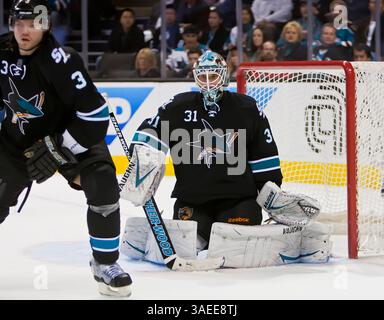 17 novembre 2011 : le gardien des Sharks Antti Niemi garde les yeux sur la rondelle lors du match de hockey dans la LNH entre les Red Wings de Détroit et les Sharks de San Jose à la HP Arena de San Jose, EN CALIFORNIE. Les Sharks ont battu les Redwings 5-2. â© Damon Tarver/Cal Sport Media(image crédit : © Damon Tarver/Cal Sport Media/ZUMAPRESS.com) Banque D'Images