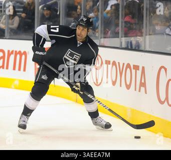 19 novembre 2011 Los Angeles, CA. Les Los Angeles Kings quittent l'aile Ethan Moreau #17 en action en deuxième période lors du match de la LNH entre les Red Wings de Détroit et les Kings de Los Angeles au Staples Center de Los Angeles, en Californie. (Crédit image : © David Hood/Cal Sport Media/ZUMAPRESS.com) Banque D'Images