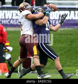 19 novembre 2011 - Evanston, il, États-Unis - le défenseur du Minnesota Kyle Henderson, à gauche, interfère avec le receveur du Northwestern Wide Jeremy Ebert (11) lors d'un match en passe longue dans le premier quart-temps à Ryan Field à Evanston, Illinois, le samedi 19 novembre 2011. (Crédit image : © Chris Sweda/Chicago Tribune/MCT/ZUMAPRESS.com) Banque D'Images