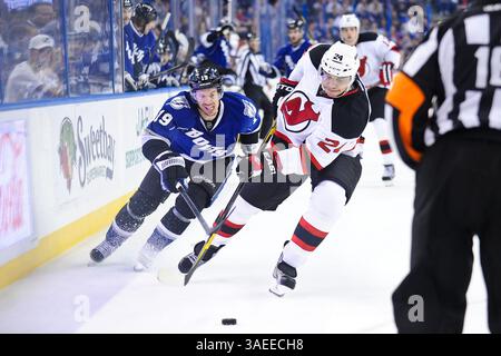 19 novembre 2011 - Tampa Bay, Floride, U. S - le centre Lightning de Tampa Bay Dominic Moore (19) atteint la rondelle tandis que le défenseur des Devils du New Jersey Bryce Salvador (24) la contrôle en deuxième période. Les Devils du New Jersey mènent le Lightning de Tampa Bay 3-0 après la deuxième période au Forum Pete Times. (Crédit image : © Geoff Bolte/Southcreek/ZUMAPRESS.com) Banque D'Images