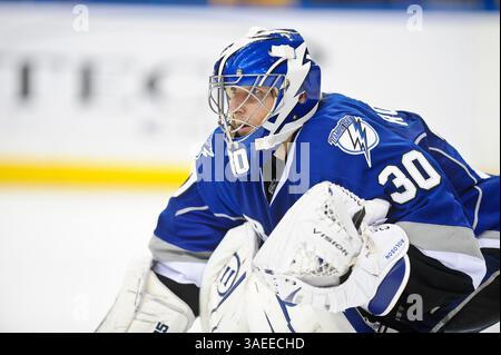 19 novembre 2011 - Tampa Bay, Floride, U. S - le gardien de Tampa Bay Lightning Dwayne Roloson (30) regarde le faceoff dans sa fin. Les Devils du New Jersey battent le Lightning de Tampa Bay 4-2 en règlement au Forum Pete Times. (Crédit image : © Geoff Bolte/Southcreek/ZUMAPRESS.com) Banque D'Images