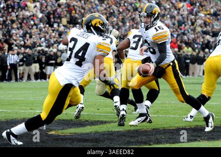 19 novembre 2011 - West Lafayette, Indiana, U. S - le quarterback JAMES VANDENBERG (16 ans) des Hawkeyes de l'Iowa fait fausse route avec MARCUS COKER (34 ans). (Crédit image : © Thomas Quinn/Southcreek/ZUMApress.com) Banque D'Images