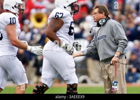 19 novembre 2011 - Columbus, Ohio, U. S - Penn State Nittany Lions Tight End Kevin Haplea (10 ans) est félicité par l'entraîneur-chef des Nittany Lions de Penn State Tom Bradley après un field but dans le premier quart-temps du match entre Penn State et Ohio State à Ohio Stadium, Columbus, Ohio. Penn State bat Ohio State 20-14. (Crédit image : © Scott Stuart/Southcreek/ZUMAPRESS.com) Banque D'Images
