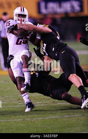 19 novembre 2011 - Tempe, Arizona, U. S - fin défensive des Sun Devils de l'Arizona State Jamaar Jarrett #92 et le linebacker des Sun Devils de l'Arizona State Vontaze Burfict #7 font tomber les Wildcats de l'Arizona en courant Ka'Deem Carey #25 dans le Div. 1 match de football NCAA entre les Arizona State Sun Devils et les Arizona Wildcats Dame à Tempe, Arizona. Les Wildcats de l'Arizona battent les Sun Devils de l'Arizona 31-27. (Crédit image : © Keith Charles/Southcreek/ZUMAPRESS.com) Banque D'Images