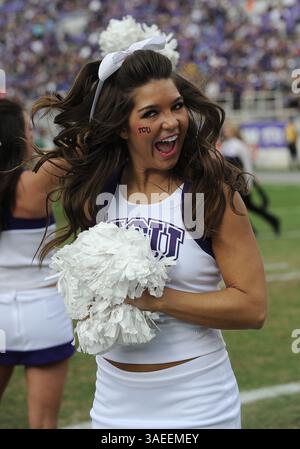 19 novembre 2011 : cheerleader TCU Horned Frogs pendant le match entre les Rams de l'Université d'État du Colorado et les Horned Frogs de l'Université chrétienne du Texas au stade Amon G. carter à Fort Worth, Texas. TCU gagne contre Colorado State, 34-10.(image crédit : © Patrick Green/Cal Sport Media/ZUMAPRESS.com) Banque D'Images