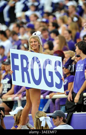 19 novembre 2011 : cheerleader TCU Horned Frogs pendant le match entre les Rams de l'Université d'État du Colorado et les Horned Frogs de l'Université chrétienne du Texas au stade Amon G. carter à Fort Worth, Texas. TCU gagne contre Colorado State, 34-10.(image crédit : © Patrick Green/Cal Sport Media/ZUMAPRESS.com) Banque D'Images