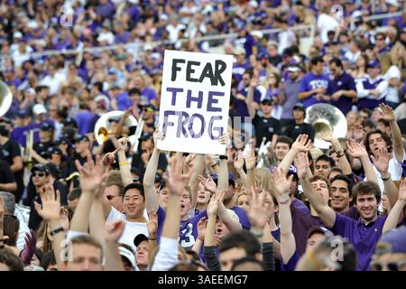 19 novembre 2011 : les fans de TCU Horned Frogs pendant le match entre les Rams de l'Université d'État du Colorado et les Horned Frogs de l'Université chrétienne du Texas au stade Amon G. carter à Fort Worth, Texas. TCU gagne contre Colorado State, 34-10.(image crédit : © Patrick Green/Cal Sport Media/ZUMAPRESS.com) Banque D'Images