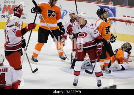 21 novembre 2011 - Philadelphie, Pennsylvanie, États-Unis d'Amérique - Alexei Ponikarovsky (#23) des Hurricanes de Caroline célèbre son deuxième but de sa soirée avec Tomas Kaberle (#51) des Hurricanes de Caroline pendant la deuxième période du match entre les Hurricanes de Caroline et les Flyers de Philadelphie au Wells Fargo Center. (Crédit image : © Bob Fina/Southcreek/ZUMAPRESS.com) Banque D'Images