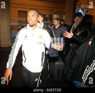 18 novembre 2011 - Saint-Pétersbourg, Russie - première Ligue russe. L'attaquant de l'Anzhi FC SAMUEL ETO'O avant le match. L'attaquant camerounais joue actuellement pour le club de football russe Anzhi Makhachkala . (Crédit image : © PhotoXpress/ZUMAPRESS.com) Banque D'Images