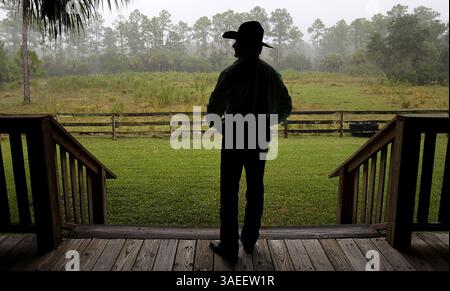 10 novembre 2011 - Big Cypress Swamp, FL, États-Unis - Ron Bergeron prend la vue depuis la cabane à son camp dans Big Cypress Swamp en Floride le 10 novembre 2011. (Crédit image : © Charles Trainor Jr/Miami Herald/MCT/ZUMAPRESS.com) Banque D'Images