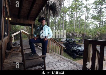 10 novembre 2011 - Big Cypress Swamp, FL, États-Unis - Ron Bergeron prend la vue depuis la cabane à son camp dans Big Cypress Swamp en Floride le 10 novembre 2011. (Crédit image : © Charles Trainor Jr/Miami Herald/MCT/ZUMAPRESS.com) Banque D'Images