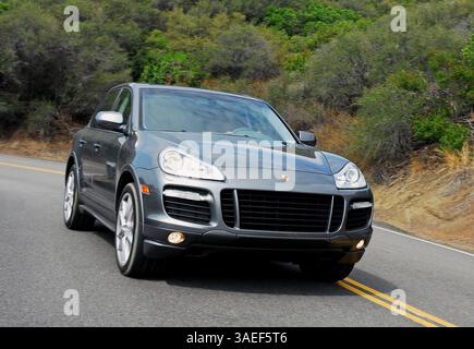 21 juil. 2008 - Los Angeles, Californie, États-Unis - Porsche est entré dans le segment des utilitaires sport en 2003 avec la Cayenne pour apporter plus de sport dans le segment grâce à leur longue tradition de construction de certaines des plus grandes voitures de sport au monde. En 2008 Porsche propose sa deuxième génération de Cayenne avec la toute nouvelle GTS. Porsche est sérieuse parce que la désignation GTS n'a pas été utilisée par Porsche depuis la Porsche 904 GTS 1963 (image de crédit : Harvey Schwartz/ZUMAPRESS.com) Banque D'Images
