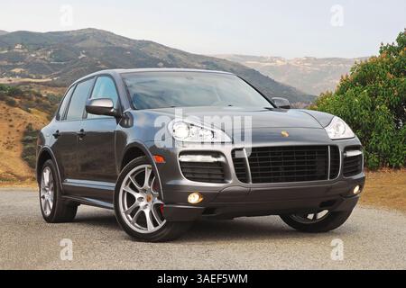 18 juil. 2008 - Los Angeles, Californie, États-Unis - Porsche est entré dans le segment des utilitaires sport en 2003 avec la Cayenne pour apporter plus de sport dans le segment grâce à leur longue tradition de construction de certaines des plus grandes voitures de sport au monde. En 2008 Porsche propose sa deuxième génération de Cayenne avec la toute nouvelle GTS. Porsche est sérieuse parce que la désignation GTS n'a pas été utilisée par Porsche depuis la Porsche 904 GTS 1963 (image de crédit : Harvey Schwartz/ZUMAPRESS.com) Banque D'Images
