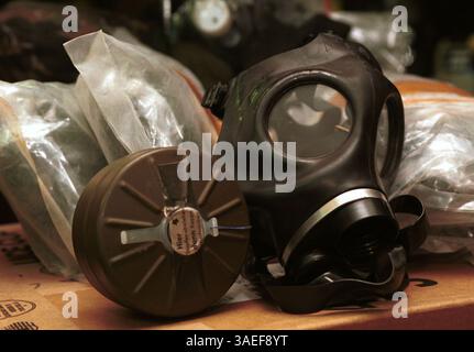 20 septembre 2001 ; Austin, TX, États-Unis ; les masques à gaz volent des étagères des magasins militaires excédentaires à travers le pays. Celui-ci est arrivé jeudi dans un envoi à un fournisseur d'Austin, le Quonset Hut, qui a rapidement vendu. (Crédit image : Peter Silva/ZUMAPRESS.com) Banque D'Images