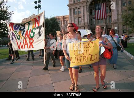 20 septembre 2001 ; Austin, TX, États-Unis ; les marcheurs de paix KATHARINE TELEKI (l) et HELEN IVOR-SMITH étaient parmi les 500 qui se sont rassemblés sur le terrain du Capitole du Texas pour protester contre la guerre américaine contre le terrorisme. (Crédit image : Peter Silva/ZUMAPRESS.com) Banque D'Images