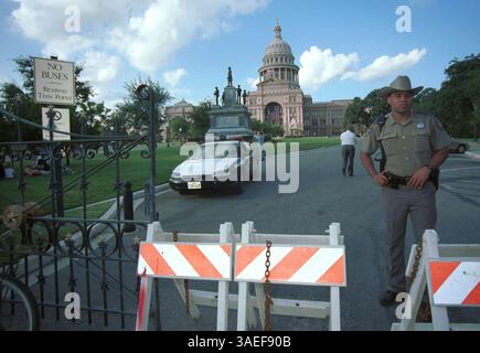 20 septembre 2001 ; Austin, TX, États-Unis ; le Capitole du Texas reste sous sécurité renforcée. Ici, un soldat du Texas Department of public Safety se tient gaurd au-dessus de l'une des entrées bloquées du terrain. (Crédit image : Peter Silva/ZUMAPRESS.com) Banque D'Images