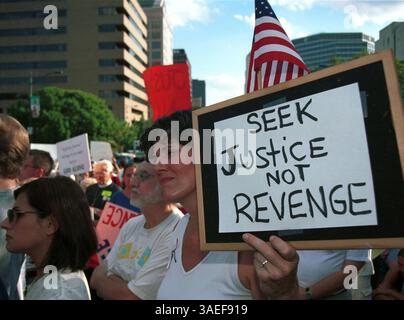 20 septembre 2001 ; Austin, TX, États-Unis ; environ 500 marcheurs de paix se rassemblent sur le terrain du Capitole du Texas. RENEE MORRIS porte un signe exhortant les États-Unis à rechercher justice, et non vengeance. . (Crédit image : Peter Silva/ZUMAPRESS.com) Banque D'Images