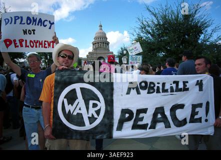 20 septembre 2001 ; Austin, TX, États-Unis ; environ 500 marcheurs de paix se sont rassemblés sur le terrain du Capitole de l'État pour faire pression en faveur de la paix. DAVID MORRIS (G) tient une pancarte, tandis que HANK SHAUN (chapeau) et MARTIN HOPKINS (d) portent une bannière. . (Crédit image : Peter Silva/ZUMAPRESS.com) Banque D'Images