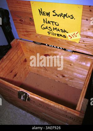 20 septembre 2001 ; Austin, TX, États-Unis ; les magasins militaires excédentaires ne peuvent pas répondre à la demande de masques à gaz. Cette boîte vide du Quonset Hut, un magasin de surplus militaire, a été remplie de filtres tôt dans la journée, mais rapidement épuisée. (Crédit image : Peter Silva/ZUMAPRESS.com) Banque D'Images