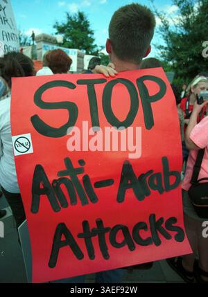 20 septembre 2001 ; Austin, TX, États-Unis ; environ 500 marcheurs de paix se sont rassemblés sur le terrain du Capitole d'Austin, certains portant des panneaux appelant à la fin de la violence anti-arabe. . (Crédit image : Peter Silva/ZUMAPRESS.com) Banque D'Images