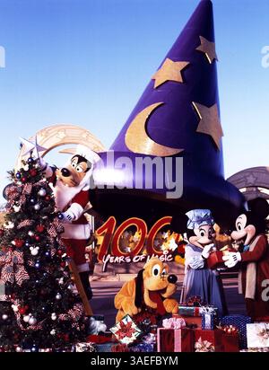 18 novembre 2001 ; Lake Buena Vista, Floride, États-Unis ; à côté d'un sapin de Noël tout fait en rouge, blanc et bleu, DINGO se prépare pour la caméra avec ses copains bien connus alors que Walt Disney World Resort se prépare pour les fêtes de fin d'année. En arrière-plan @ Disney MGM Studios est un chapeau de sorcier de 12 étages, une nouvelle icône pour les 100 ans de célébration magique de Walt Disney World. (Crédit image : Peter Stachiw/ZUMAPRESS.com) Banque D'Images